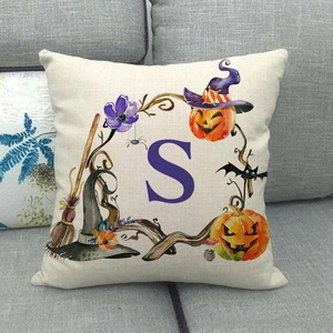 Dettaglio federa Halloween lettera S con zucca acquerello e pipistrelli su divano grigio