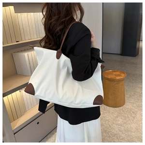 Bolso tote de oxford bicolor de gran capacidad con esquinas de cuero puesto al hombro