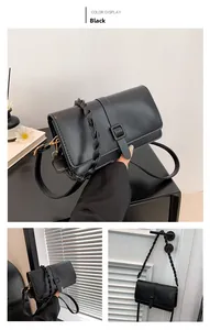 Vista detallada de un elegante bolso bandolera cuadrado pequeño de cuero sintético negro