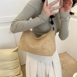 Borsa sottobraccio minimalista in paglia intrecciata con tracolla a corda nera estate
