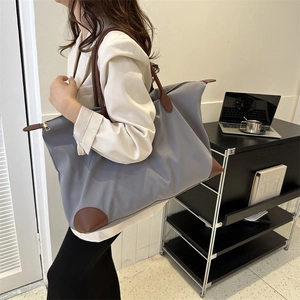 Bolso tote grande de nailon Oxford gris con asas de cuero marrón para uso diario