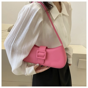 Sac hobo rose mat avec grande boucle carrée porté à l'épaule par un mannequin