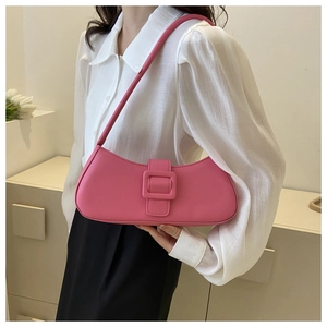 Sac bandoulière en similicuir rose avec une boucle carrée chic et un design rétro
