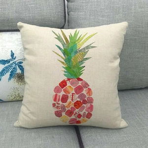 Fodera per cuscino in lino con stampa ananas esposta su un elegante divano grigio