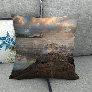 Federa in lino con onde del mare e paesaggio balneare su divano grigio