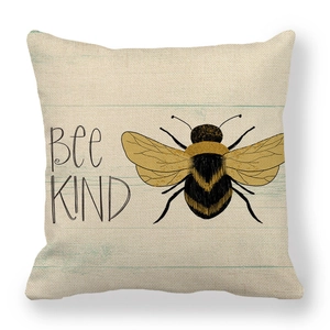 Dettaglio della fodera per cuscino in lino con stampa di ape e testo Bee Kind