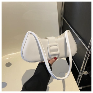 Détail d'un sac à main blanc minimaliste avec boucle carrée en cuir et fine bandoulière