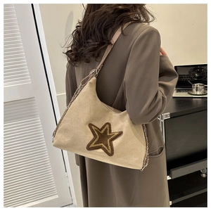 Detailansicht beige Segeltuchtasche mit braunem 3D-Stern und Ketten-Schultergurt