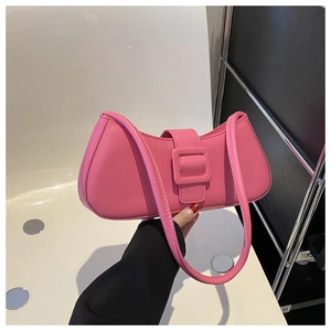 Détail du sac baguette rose avec grande boucle carrée et texture en cuir mat