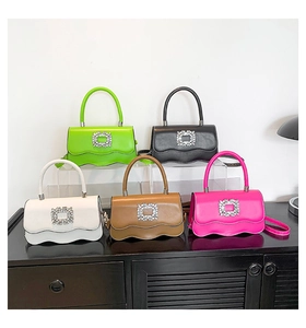 Vue détaillée de sacs bandoulière colorés avec boucles en cristal et rabat ondulé