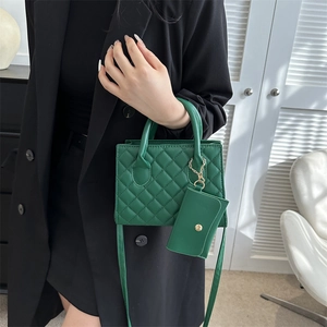 Sac à main élégant vert matelassé pour femme avec bandoulière et pendentif assorti