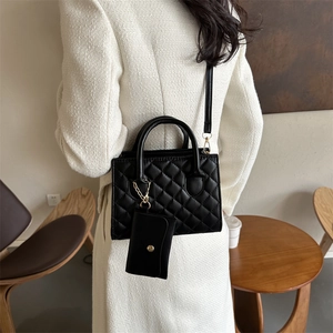 Sac à main matelassé noir chic avec détails dorés et mini pochette assortie pour femme