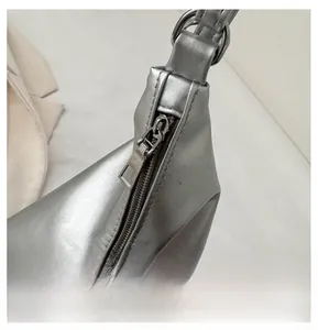 Détail du sac cabas argenté avec une fermeture éclair métallique fluide de qualité