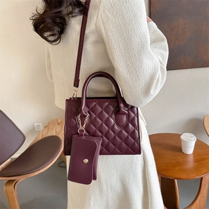 Sac bandoulière matelassé bordeaux avec petite pochette assortie et chaîne dorée élégante