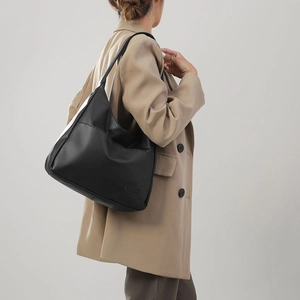 Minimalist black large capacity tote bag made of matte synthetic leather for daily use
