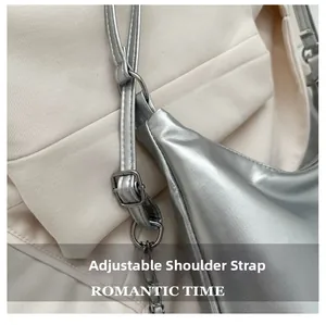Détail de la bandoulière réglable et du sac argenté Y2K avec boucles métalliques
