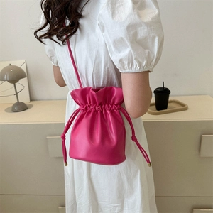 Bolso tipo cubo rosa con cordón y correa ajustable para mujer con estilo