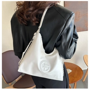 Vue détaillée d'un sac hobo blanc en cuir avec logo en relief et chaîne en métal