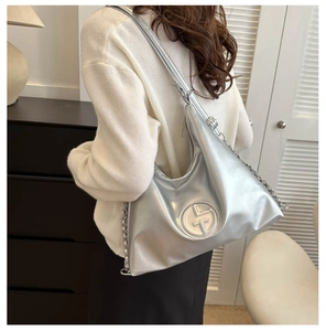 Sac Hobo métallisé argenté avec logo embossé et bandoulière en cuir et chaîne métal