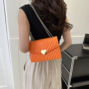 Sac à bandoulière matelassé orange vif avec chaîne et fermoir cœur doré pour femmes