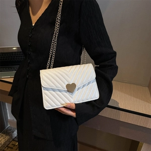 Sac bandoulière blanc matelassé avec fermoir cœur doré et chaîne pour femmes