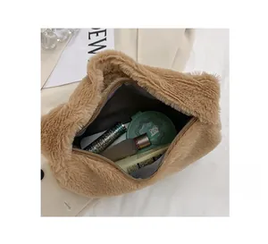 Bovenaanzicht van de camel pluche handtas met ruimte voor een telefoon en cosmetica binnenin