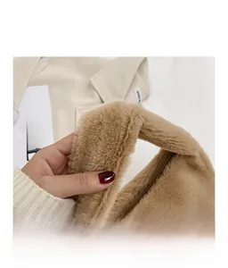 Detailopname van de bruine pluche textuur en zachte handgreep van de winterhandtas