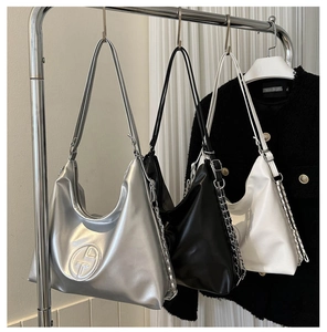 Sacs hobo élégants en argent, noir et blanc avec bandoulières en cuir et chaîne