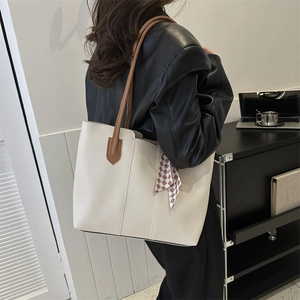 Borsa tote beige minimalista con cinturini marroni e sciarpa a scacchi ufficio