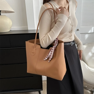 Borsa tote minimalista color cammello con foulard stampato per uso quotidiano