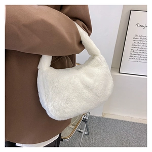 Detailopname van de pluizige witte faux fur schoudertas gecombineerd met een winterjas