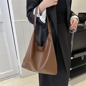 Minimalistische braune Damen-Schultertasche aus Kunstleder mit großem Fassungsvermögen im Hobo-Stil