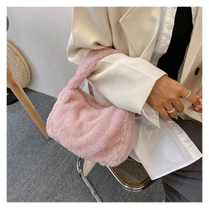 Detail van zachte roze faux fur schoudertas met pluizige pluche handvat ontwerp