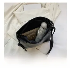 Vue de dessus de l'intérieur spacieux du sac seau noir avec une grande capacité de rangement