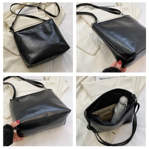 Vue détaillée du grand sac cabas en cuir PU noir montrant l'intérieur spacieux et la texture