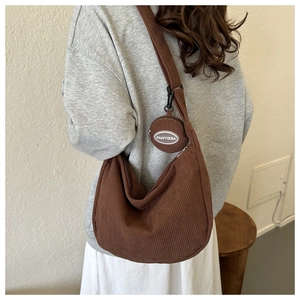 Détail du sac hobo en velours côtelé marron café avec mini pochette sur bandoulière