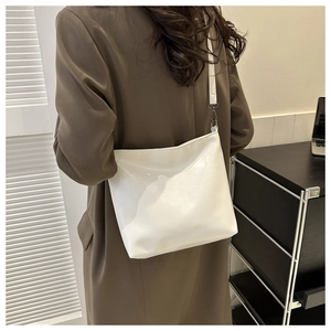 Sac seau blanc minimaliste en cuir PU avec crochets en argent porté par un mannequin
