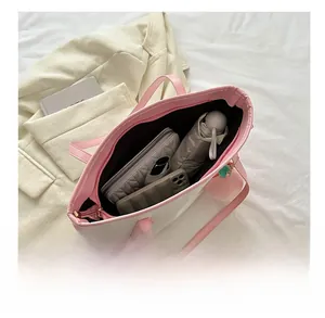 Vue de dessus du grand sac cabas montrant l'espace intérieur pour les essentiels
