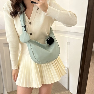 Minimalistische mintgroene nylon crossbodytas met etui en zachte hanger