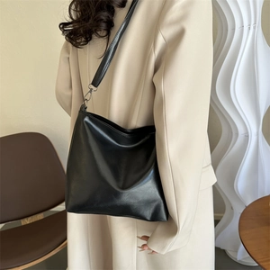 Sac fourre-tout en cuir noir avec ferrures argentées pour un look urbain et chic
