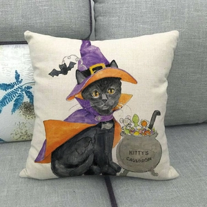 Housse de coussin Halloween chat noir et sorcière sur canapé gris moderne