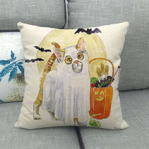 Vue détaillée d'une housse de coussin en lin avec chat fantôme et citrouille d'Halloween