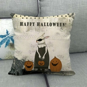 Détail de la housse de coussin en lin d'Halloween avec motif lapin et citrouille