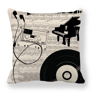 Detailstruktur des Leinen-Kissenbezugs mit schwarzen Klavier- und Schallplatten-Drucken