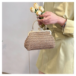 Gros plan détaillé d'un sac en paille tressée avec poignée dorée et fermoir vintage