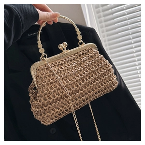 Détail d'un sac à main tressé avec monture dorée et fermoir à double boule vintage