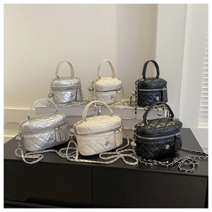 Sacs seaux matelassés avec bandoulière chaîne en métal en argent, beige et noir