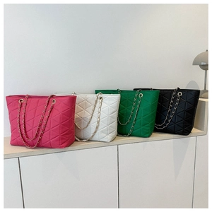 Quilted tote bags with chain straps in pink, white, green and black colors