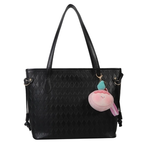 Grand sac cabas noir matelassé avec détails dorés et un pendentif pêche en peluche