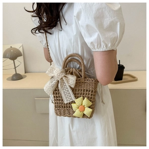 Stroh-Eimertasche mit weißer Spitzenschleife und Blumendekor als Umhängetasche